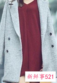 灰白色大衣配什么颜色的毛衣