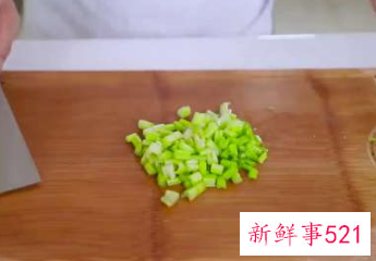 芹菜拌花生米家常做法窍门