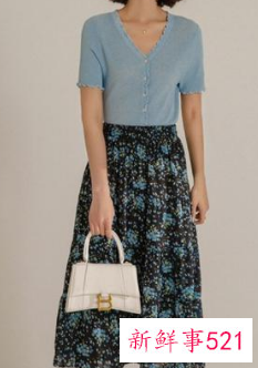 碎花半身裙的搭配