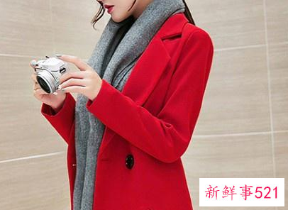 红色衣服搭什么颜色的围巾