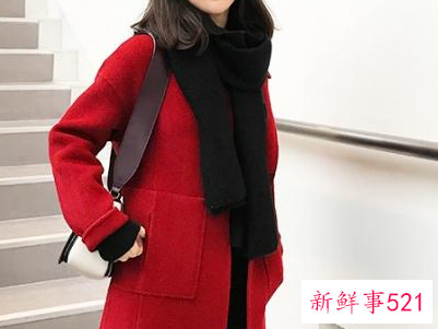 红色衣服搭什么颜色的围巾