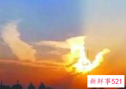 梦见天空出现异象有字