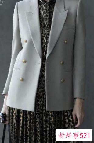 休闲小西装套装搭配什么鞋子