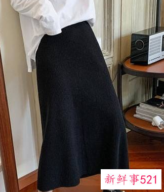 黑色针织长裙怎么搭配的