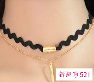 男生项链应该戴在衣领外面吗