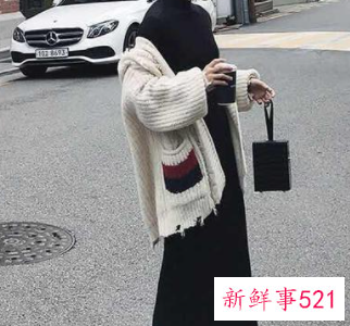 黑色针织长裙怎么搭配的