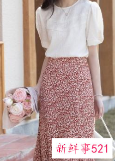碎花半身裙的搭配