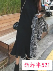 黑色针织长裙怎么搭配的