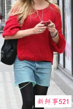 红色毛衣可以配米色马甲吗