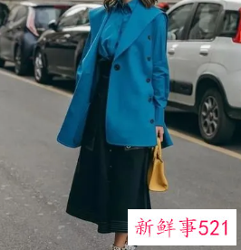 内搭买什么颜色比较百搭