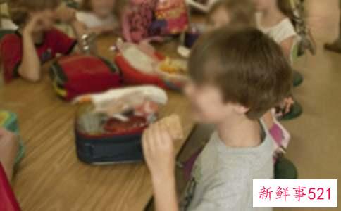 幼儿园小班语言《片片飞来像蝴蝶》教案