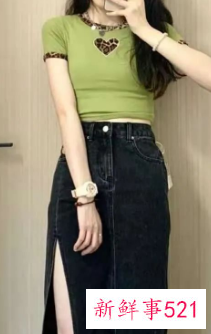 开叉黑裙子配什么上衣