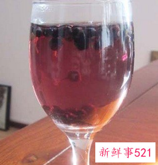 假黑枸杞泡水后什么颜色