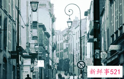 梦见大河中间有一条路什么意思