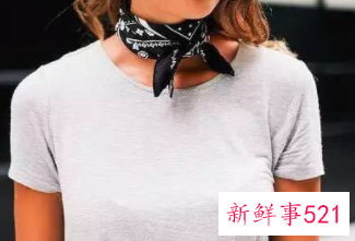 小方巾脖子上的系法