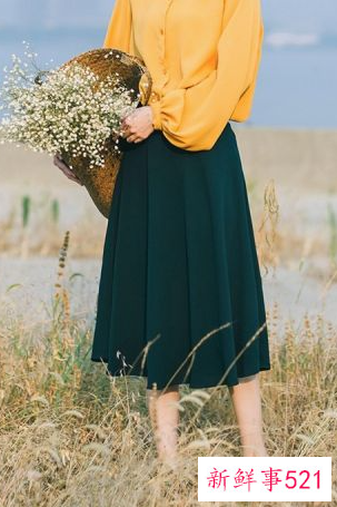 墨绿色的半身裙怎么搭配