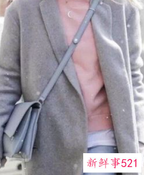 灰白色大衣配什么颜色的毛衣