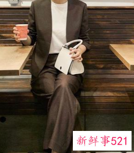 休闲小西装套装搭配什么鞋子