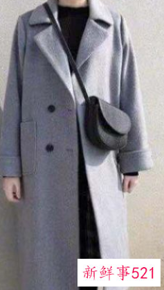 灰白色大衣配什么颜色的毛衣