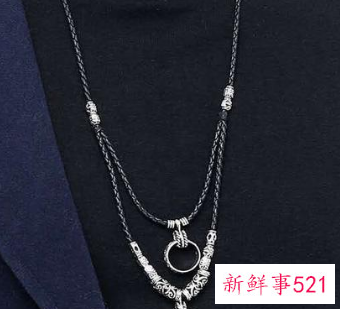 男生项链应该戴在衣领外面吗