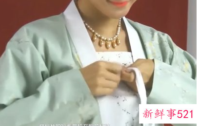 齐胸裙子的穿法