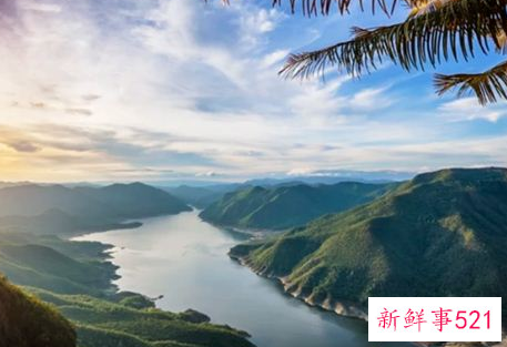 梦见大河中间有一条路什么意思