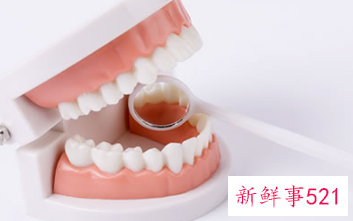 为卧床老人清洁口腔