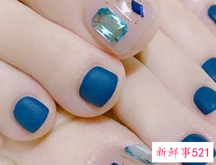 脚指甲什么颜色好看显白图片