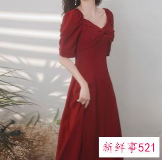 一字肩连衣裙外面穿什么外套