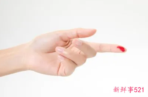 梦见手被咬出血