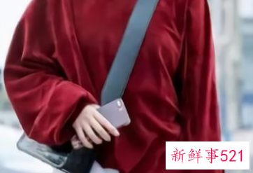 酒红毛衣内搭什么颜色