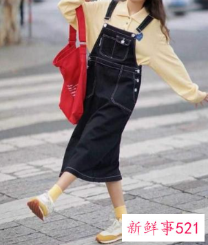 牛仔吊带裙怎么穿