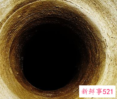 梦见大深坑是什么意思