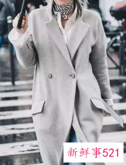 灰色大衣可配浅蓝色毛衣吗