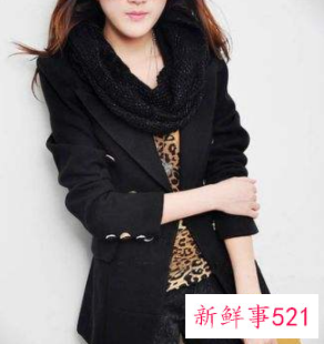 黑色长款西装里面搭配什么衣服