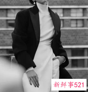 黑色长款西装里面搭配什么衣服