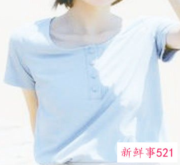 蓝色宽松上衣下身如何搭配