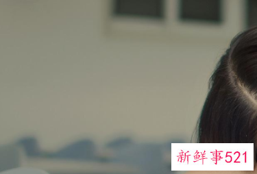 装单纯的女生的表现