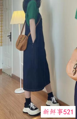 牛仔吊带裙怎么穿