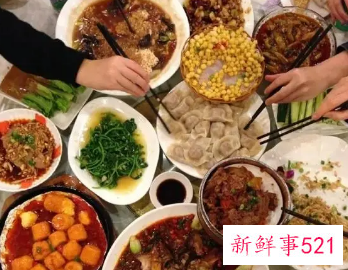 梦见和一群人去吃饭然后看见熟人