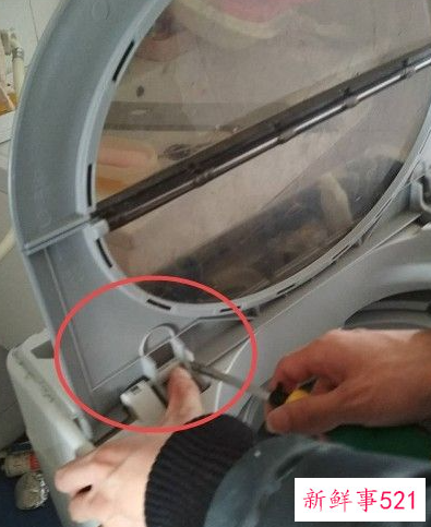 洗衣机里面的脏东西怎样清理怎么拆