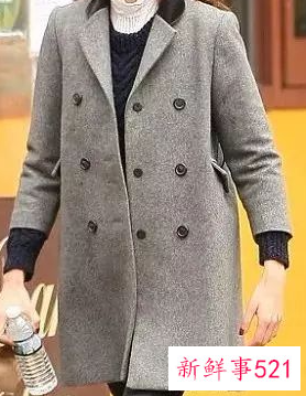 灰色大衣可配浅蓝色毛衣吗