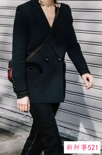 黑色长款西装里面搭配什么衣服