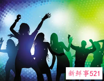 梦见很多人在舞台上表演