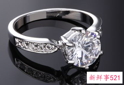 已婚女人梦见戴钻石戒指金银首饰