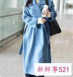 灰色大衣可配浅蓝色毛衣吗