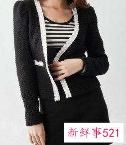 黑色长款西装里面搭配什么衣服