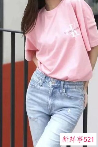 粉色T恤配什么颜色的裤子好看