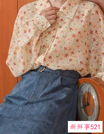 蓝色牛仔裙可以配什么衣服