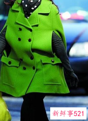 浅绿色外套搭配